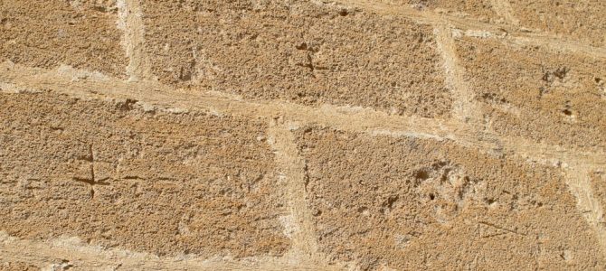 El secreto de los misteriosos símbolos de los muros de Sant Bertomeu El secreto de los misteriosos símbolos de los muros de Sant Bertomeu